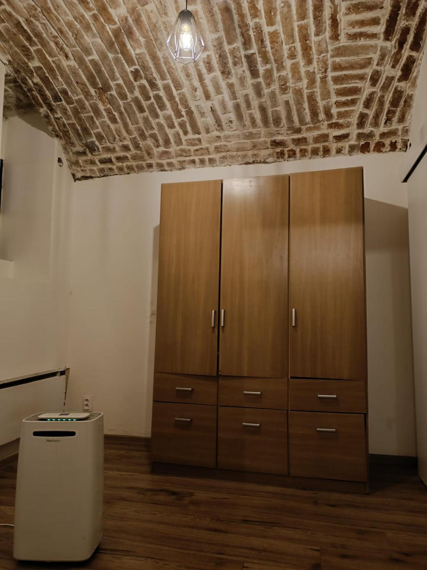 Basic Underground Apartments Next To The Center - Best Tram Line, Cool Local Area Prag Zimmer foto